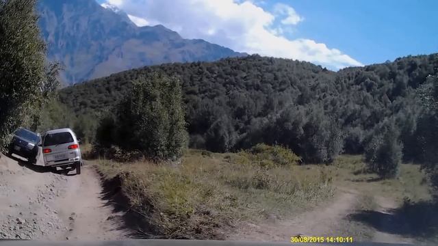 Спуск от Гергетис Цминда Самеба (30.08.2015) - продолжение... смотреть онлайн