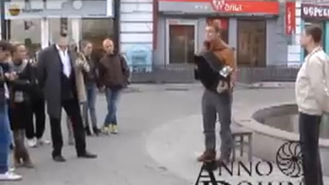 Алексей Воробьев на улицах Казани играет на гармошке смотреть онлайн