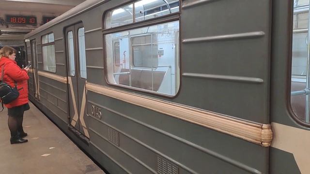 Электропоезд 81-717 Номерной На станции Речной Вокзал // 10 Ноября 2023 смотреть онлайн