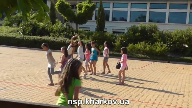 Канкан - танец болгарских детей в Балчике смотреть онлайн