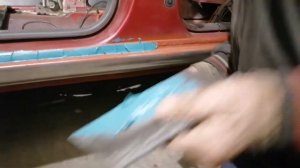 Шпатлюем порог после сварки.