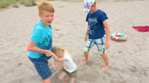 София не знает как откапаться. Софунья шалунья.