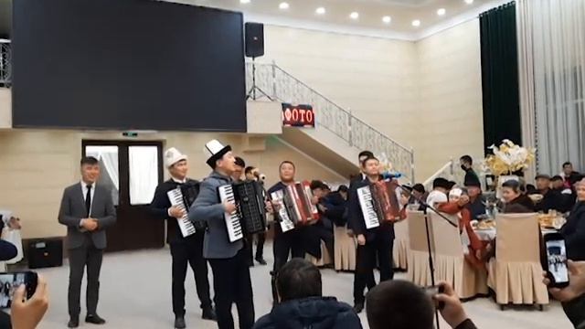 Каныбек Дайырбек уулунун тоюндагы аккордеон батлл смотреть онлайн