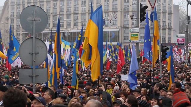 Євромайдан - Народ Співає "Червону Руту", Площа Євпропейська 24.11.2013 смотреть онлайн