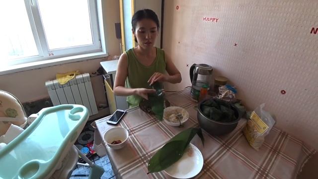 Отмечаем праздник драконьих лодок. Готовим цзунцзы. Китайская кухня смотреть онлайн