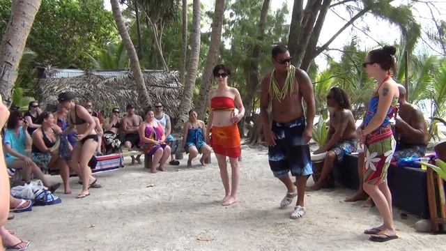 How to tie a sarong, Cook Islands style смотреть онлайн