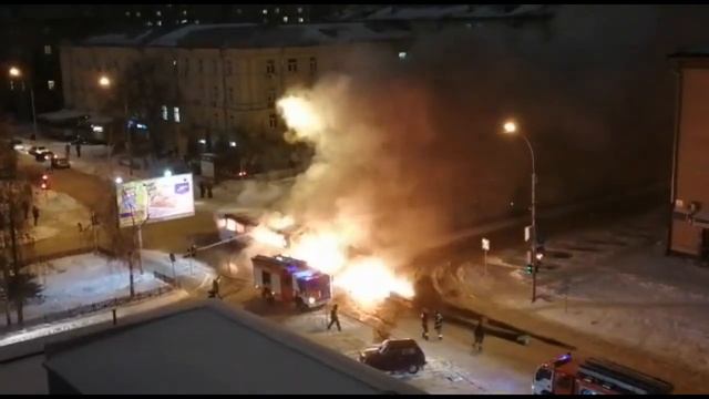 В Новосибирске загорелся автобус 12 ноября 2019 смотреть онлайн