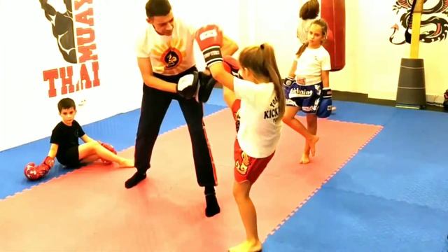 Кикбоксинг. Тренировка с детьми 6-8 лет. смотреть онлайн