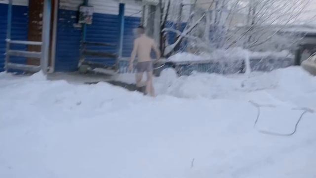 ОБЛИВАНИЕ ХОЛОДНОЙ ВОДОЙ В -40 смотреть онлайн