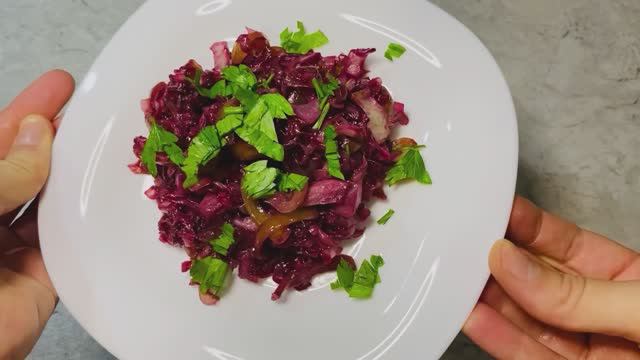 Тушеная капуста с черной смородиной - вариант постного блюда, пикантность вкуса и яркость цвета