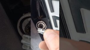 Suzuki Grand Vitara замена лампы подсветки номера.