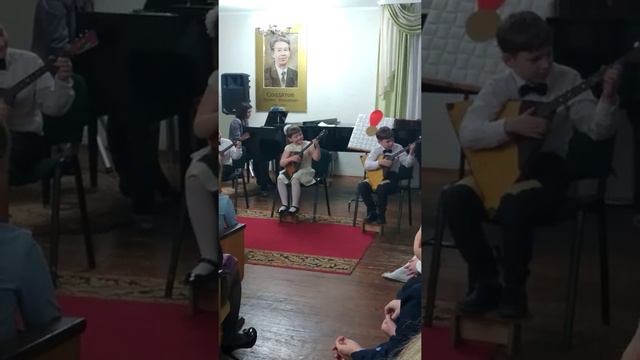 Балалайка, балалайка,
Я в тебя влюбленная,
Потому что ты родная,
Русская, народная! смотреть онлайн