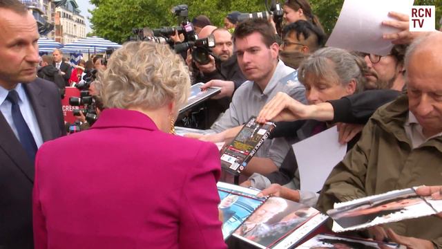 Glenn Close Meeting Fans At The Wife Premiere смотреть онлайн