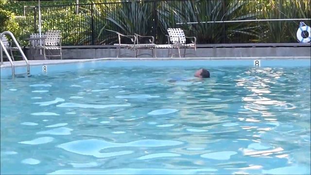 Dude in pool....😏 смотреть онлайн