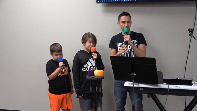 У-у Папа Дома Bogdan and kids Jake Eric Lendel singing смотреть онлайн