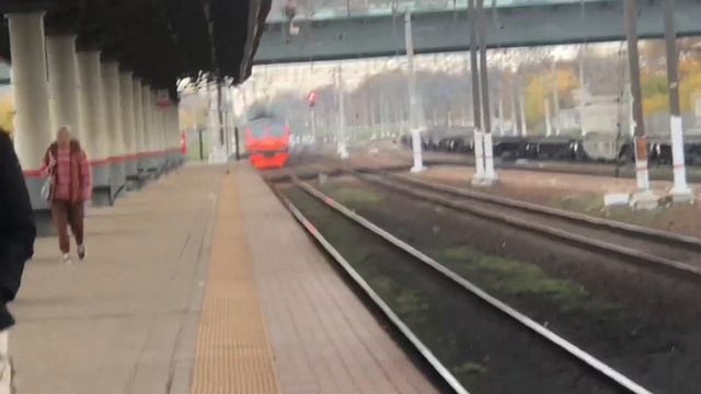 Электровозы ЭП20 с пассажирскими поездами и электропоезда ЭД4М на Люберцах // 15 октября 2022 года смотреть онлайн
