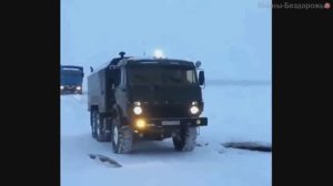 Советские Грузовики на бездорожье зимой в минус 40.