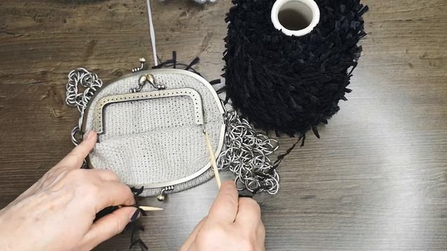 Как связать эффектную сумку на круговых спицах с застежкой из льна без подкладки #сумкаспицами #вяж смотреть онлайн