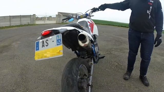 Nouvelle moto Supermotard Suzuki 650 Dr? смотреть онлайн