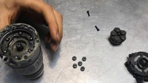 Бесщеточный шуруповерт DeWalt DCD796 ( шуруповерт деволт DCD796) сломался пополам, обзор что внутри