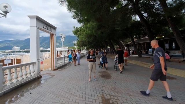 ЗДРАВСТВУЙ ОСЕНЬ. ПОХОЛОДАЛО? А ЛЮДЕЙ ВСЕ ЕЩЁ МНОГО! #Геленджик #жизнь #море #блог смотреть онлайн