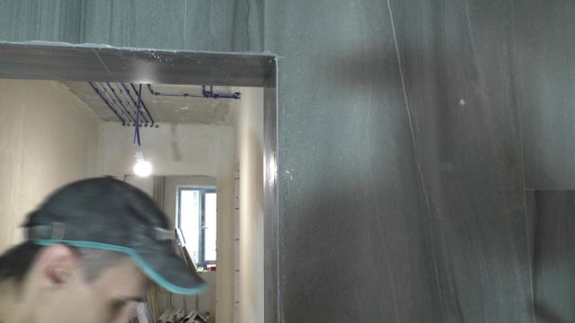 Рабочие хитрости с ПЛИТКОЙ! ЗАТИРКА углов резиновым шпателем! смотреть онлайн