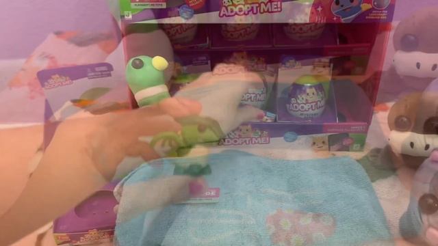Hatching Adopt me eggs in REAL LIFE! New adopt me Roblox toys unboxing смотреть онлайн