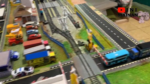 Drama Kereta Api Mengangkut Sapi, Gajah, Kambing, Harimau, Jerapah Anjlok Menabrak Bus Tingkat смотреть онлайн