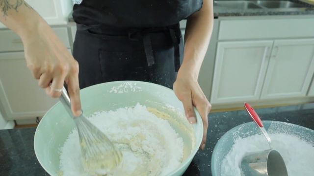 How to make EASY VEGAN BUTTERCREAM FROSTING - with and without a mixer смотреть онлайн