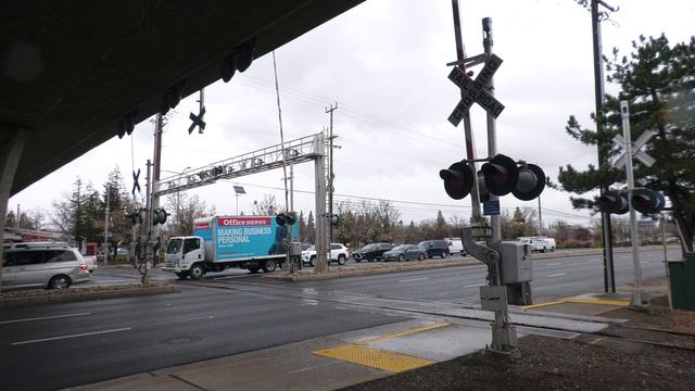 UP 9919 Rocklin Rocket Local - Sunrise Blvd. Railroad Crossing - Rancho Cordova, CA смотреть онлайн