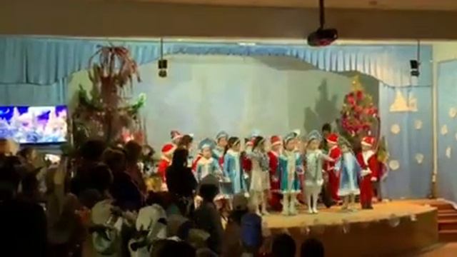 Новогоднее выступление 1 -б класс. Дульдургинская СОШ №1 смотреть онлайн