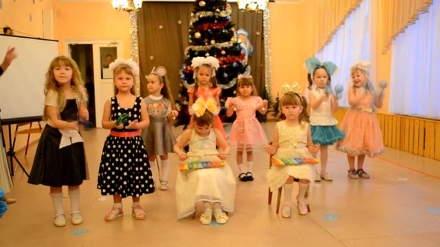 Новогодний праздник в детском саду. Дети играют на музыкальных инструментах смотреть онлайн