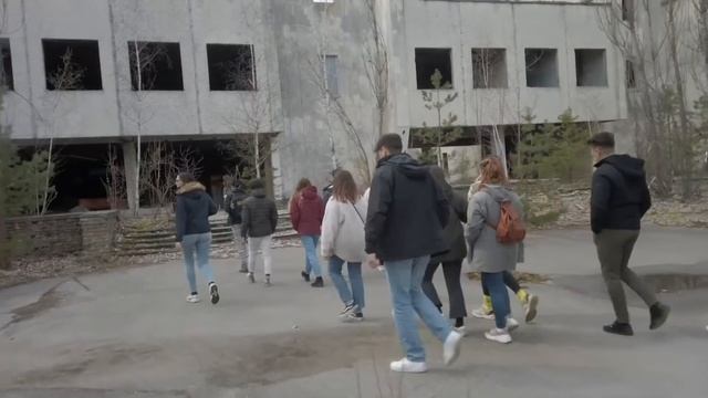 Chernobyl: Tour the GHOST TOWN of Pripyat 35 Years On From Nuclear Disaster смотреть онлайн