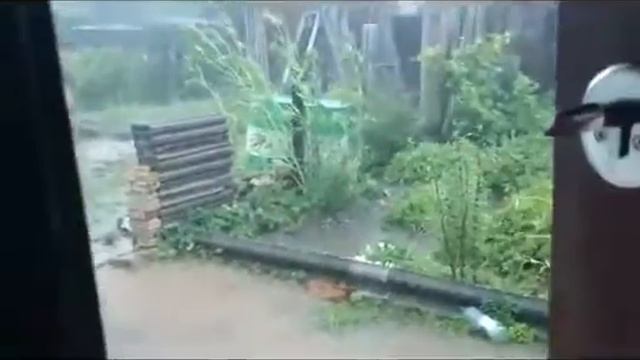 У нас ливень Моемся под дождем смотреть онлайн
