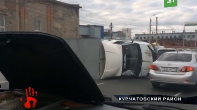 Из за кувырка «ГАЗели» на Свердловском тракте в Челябинске пострадало три автомобиля смотреть онлайн