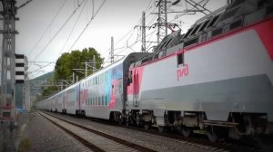 Опаздывающий на полчаса двухэтажный поезд Москва - Адлер, ведомый электровозом ЭП20-035