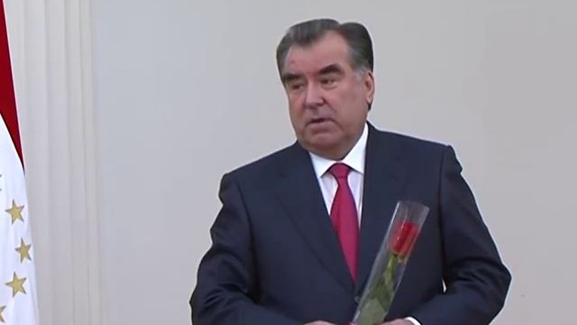 Нигора Холова получила награду от Э.Рахмона / N.Kholova Received an Award from the E. Rahmon смотреть онлайн