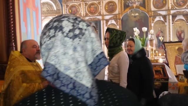 Раздача святынь после молебна святителю Спиридону Тримифунтскому смотреть онлайн