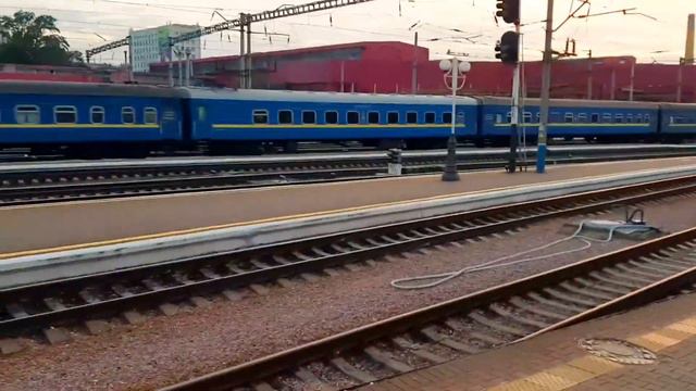Старые хроники 2020: Шеренга электровозов ЧС4 и ЧС8, отправление поезда "Буковина" Киев - Черновцы смотреть онлайн
