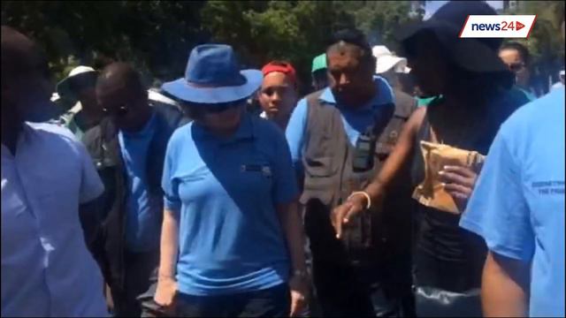 'Do not touch me!' Angry protester yells at Helen Zille смотреть онлайн
