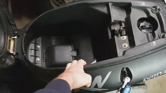 Установка Держателя для Смартфона с Зарядкой для Скутера смотреть онлайн