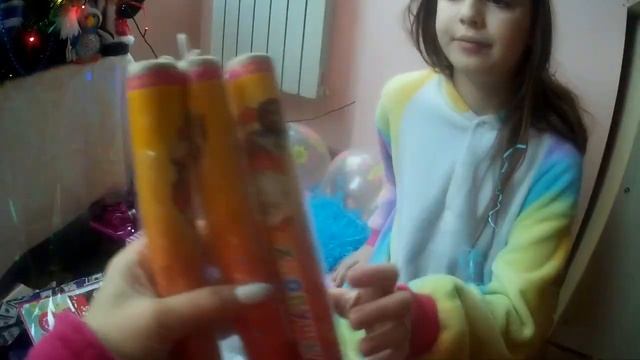 Аня открывает гору новогодних подарков ! смотреть онлайн