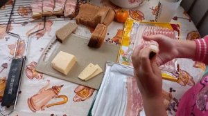 Быстрая закуска к пиву на мангале. Хлеб, сыр и бекон.