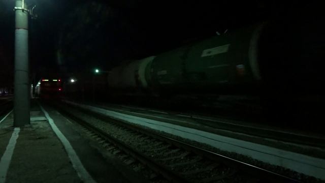 «Ночной старт» ВЛ80С-1702 с грузовым поездом смотреть онлайн