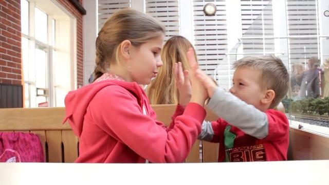 Vlog кафе, в котором заказ привозит игрушечный паравозик - cafe with toy train смотреть онлайн