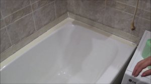 Заделка шва в ванной герметиком.