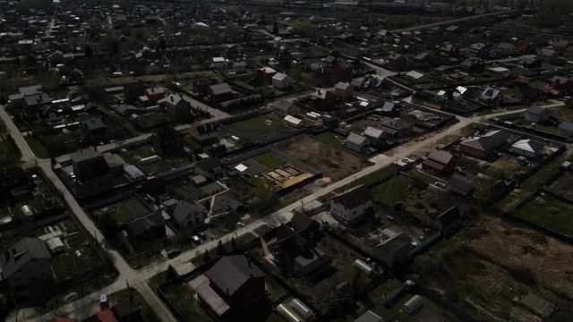 полет по дуге с изменением высоты и наклона камеры смотреть онлайн