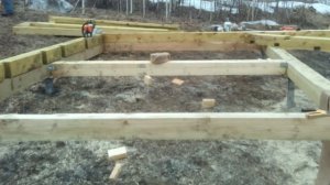 Запилы под половые балки в брусе