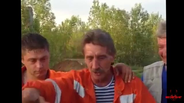 Мужик рассказывает анекдот про деда и немцев. смотреть онлайн