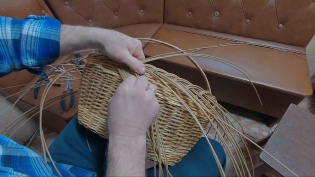 ОЧЕНЬ ПРОСТАЯ ШИРОКАЯ КОСА ДЛЯ ЛЮБОЙ КОРЗИНЫ #лозоплетение смотреть онлайн